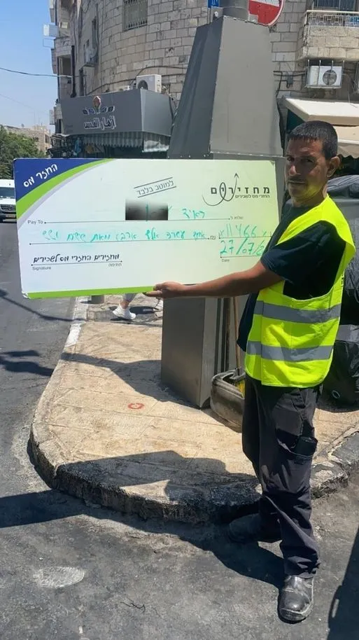 החזר מס ללקוחות שלנו - צפו בלקוחות המאושרים שלנו הלקוח מחזיק צ'ק גדול על סך 11,466 שקיבל לקוח שלנו והצטלם לאחר קבלת הכסף